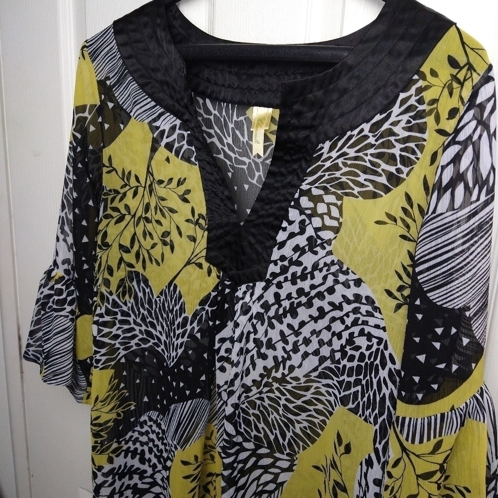 $ O𝅺CHENAULT black yellow white sheer layer ruffle sleeve blouse. Size M